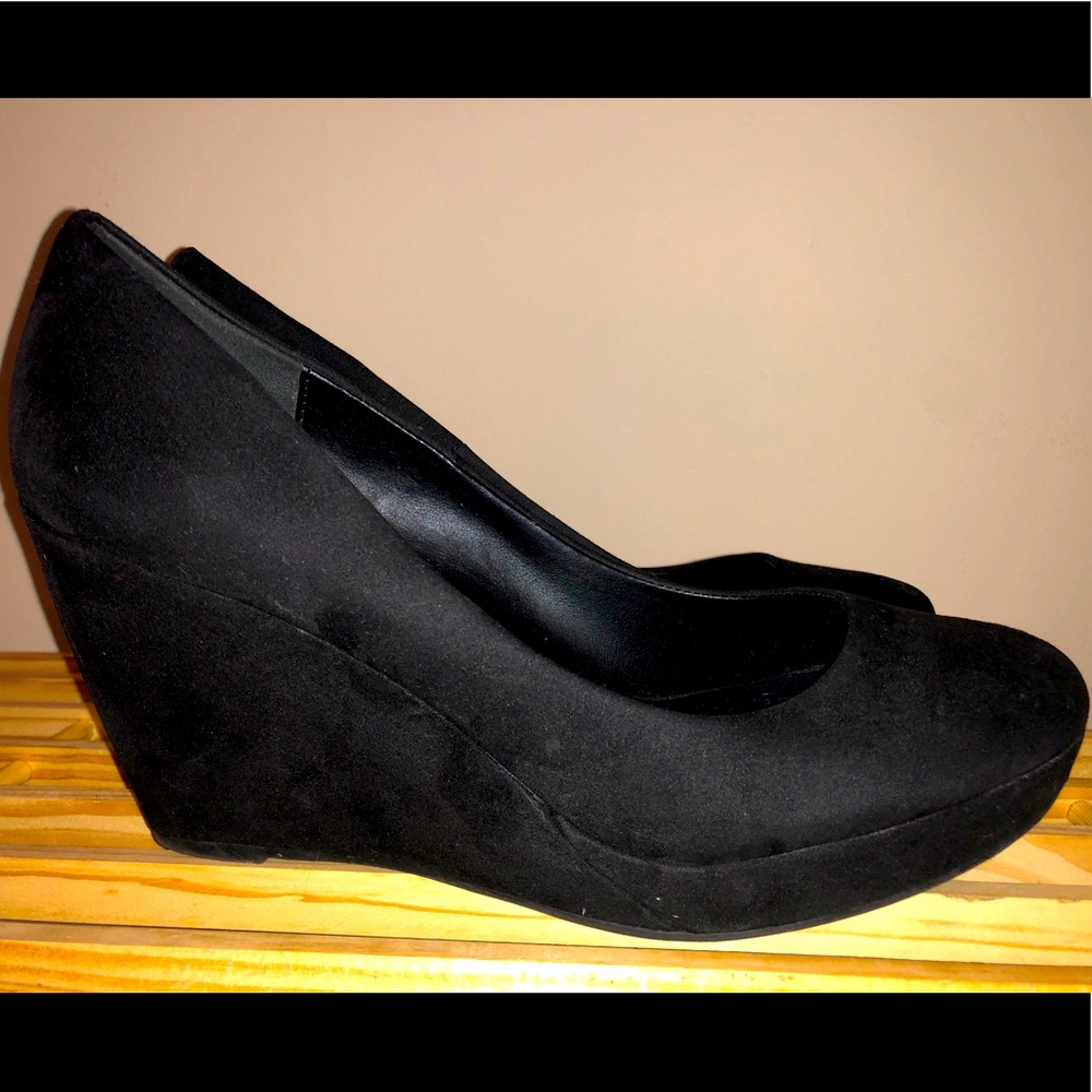 Apt 9 size 10 suede wedges